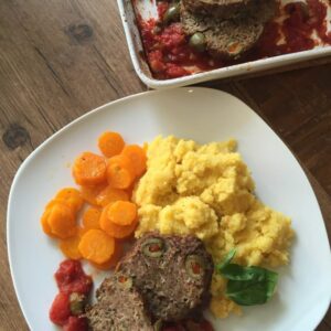 Hackbraten ital. Art auf Tomatensoße mit Parmesan-Polenta