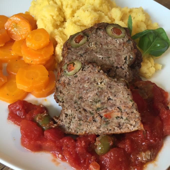 Hackbraten ital. Art auf Tomatensoße mit Parmesan-Polenta - Kinder ...