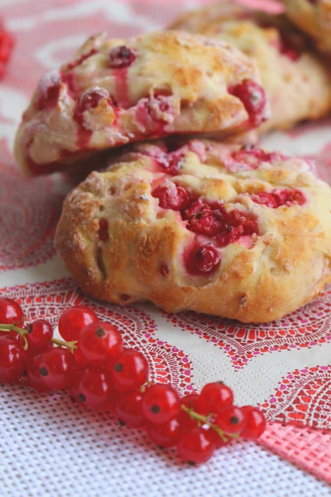 Johannisbeeren-Quark-Brötchen - Kinder, kommt essen!