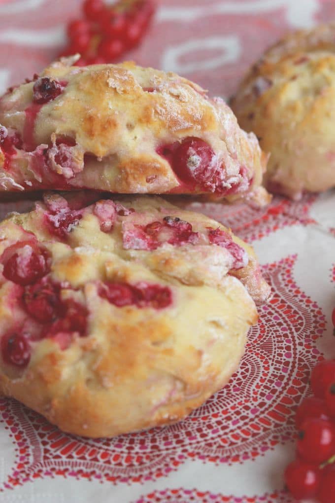 Johannisbeeren-Quark-Brötchen - Kinder, kommt essen!