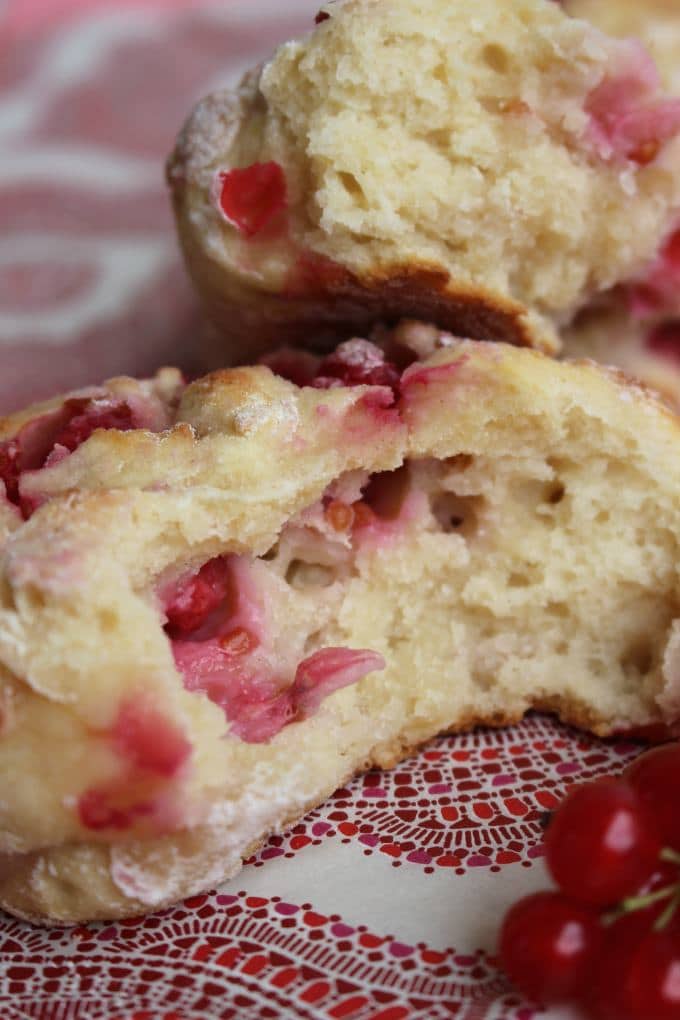 Johannisbeeren-Quark-Brötchen - Kinder, kommt essen!