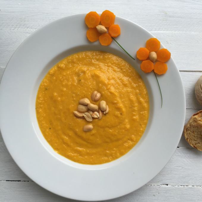 Möhren-Erdnuss-Suppe Möhren Dinkel Brötchen (3)