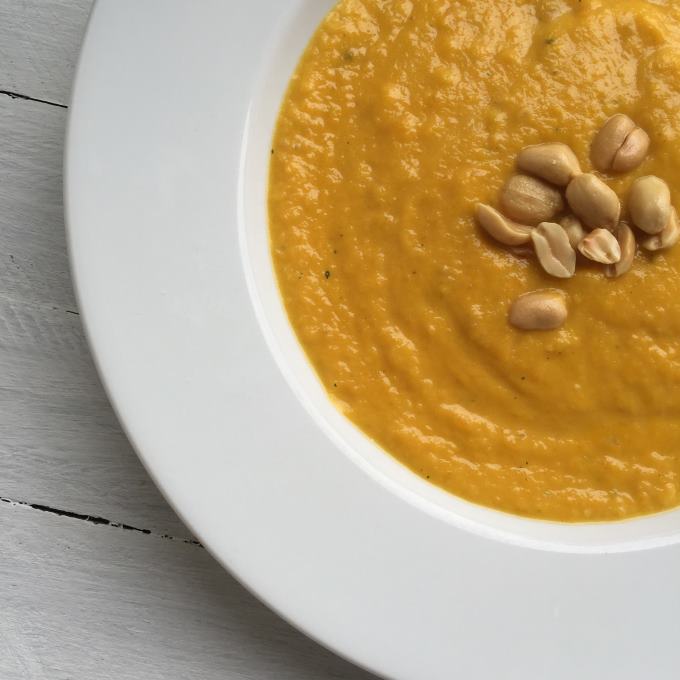 Möhren-Erdnuss-Suppe mit Möhren-Dinkelbrötchen