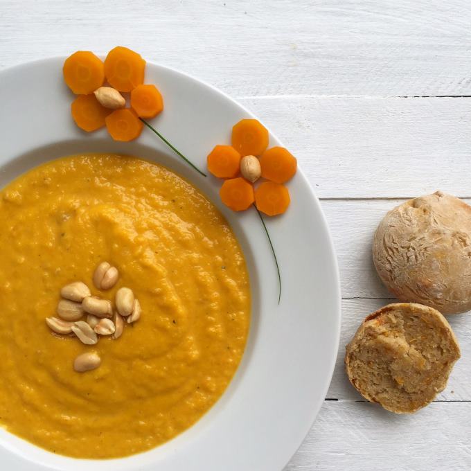 Möhren-Erdnuss-Suppe Möhren Dinkel Brötchen (6)