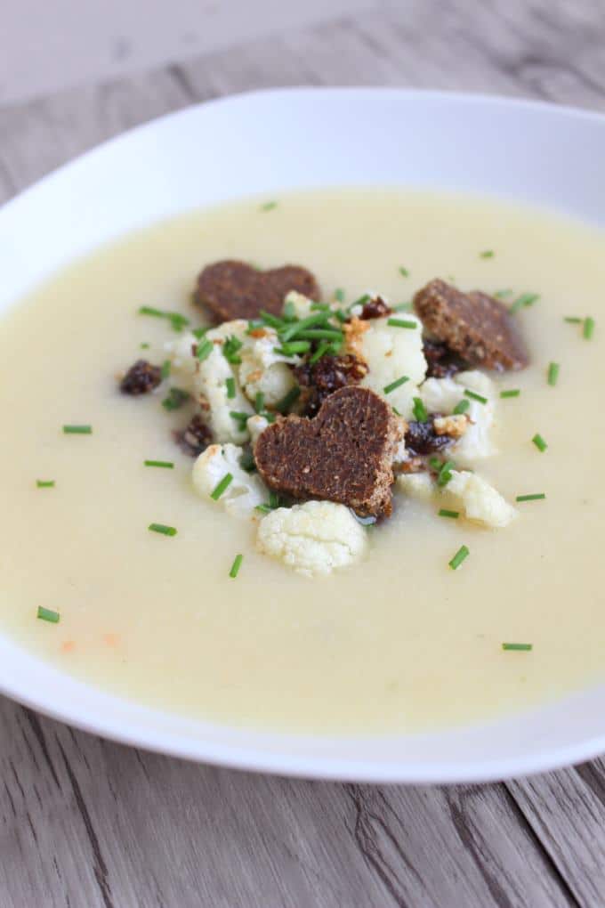 Blumenkohlcremesuppe mit geröstetem Blumenkohl-Pumpernickel-Topping ...