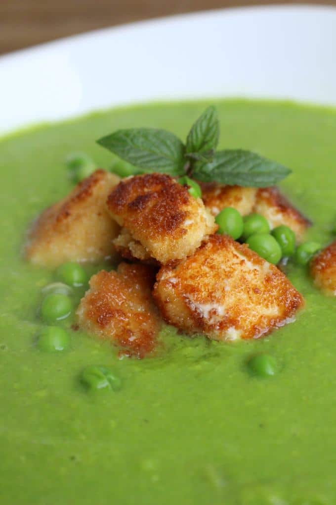 Erbsensuppe mit paniertem Schafskäse - Kinder, kommt essen!