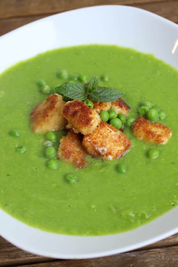 Erbsensuppe mit paniertem Schafskäse - Kinder, kommt essen!