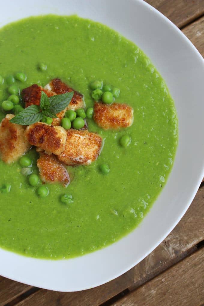 Erbsensuppe mit paniertem Schafskäse - Kinder, kommt essen!