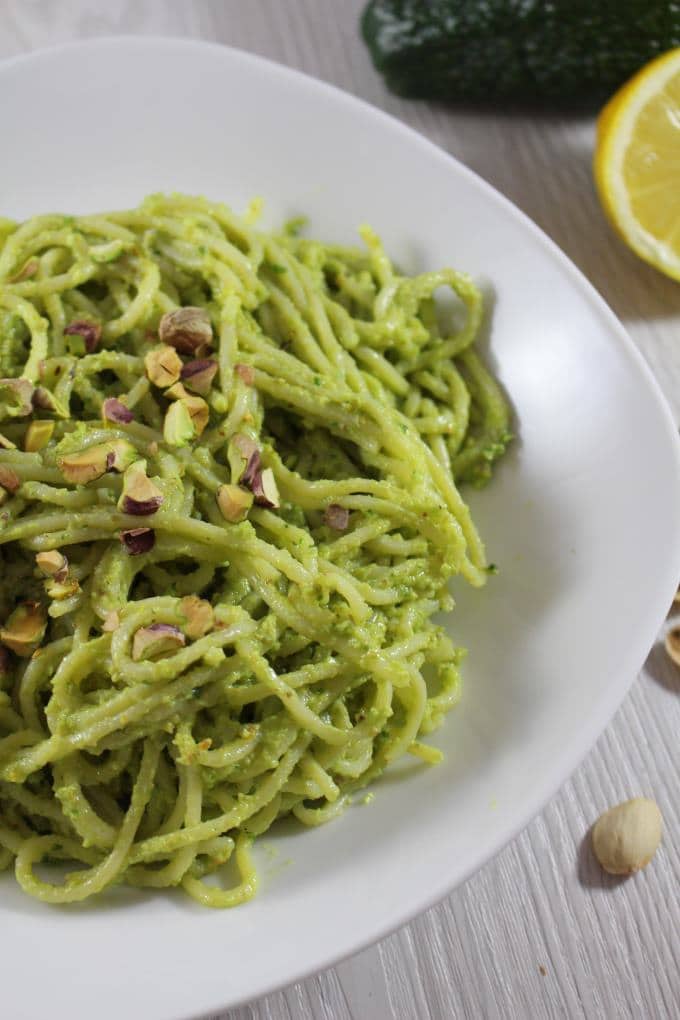 Pasta mit Avocado-Pistazien-Pesto