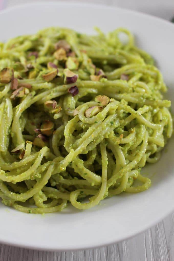 Pasta mit Avocado-Pistazien-Pesto