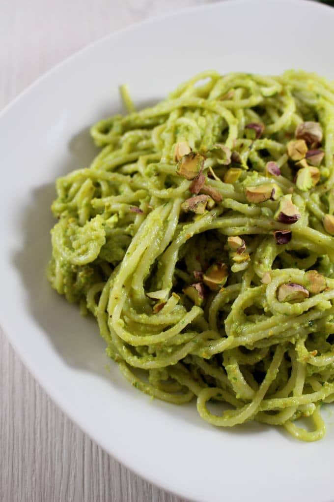 Pasta mit Avocado-Pistazien-Pesto