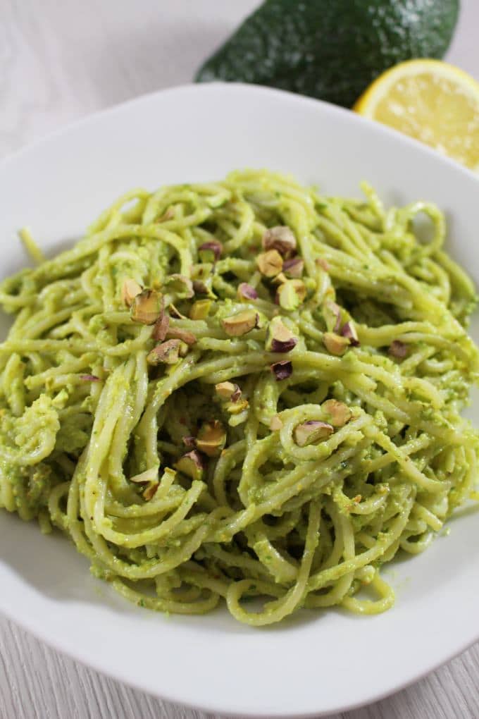 Pasta mit Avocado-Pistazien-Pesto