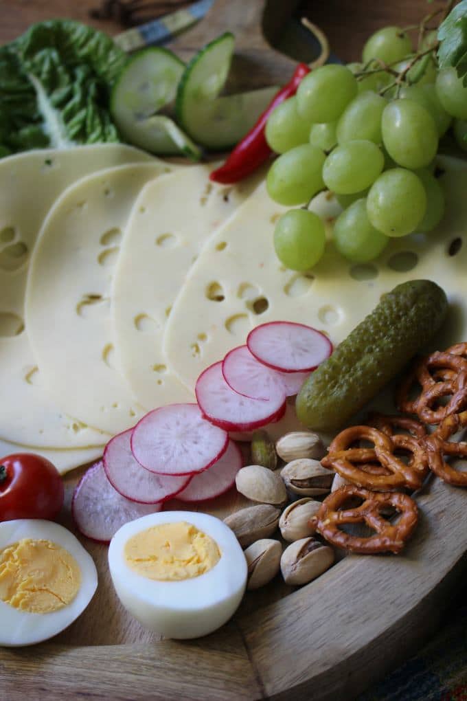 Kreative Brotzeit mit Bergader Käse (Werbung)