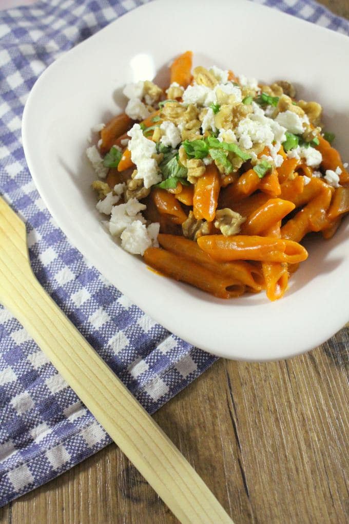 One-Pot-Pasta mit Feta und Walnüssen