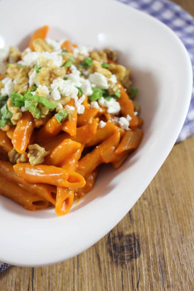 One-Pot-Pasta mit Feta und Walnüssen