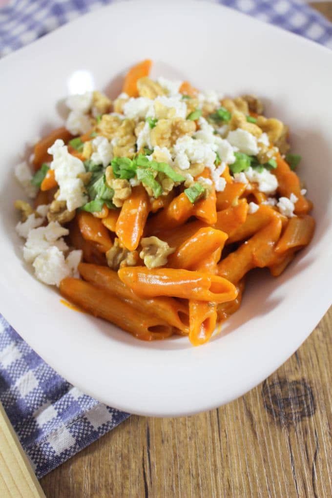 One-Pot-Pasta mit Feta und Walnüssen