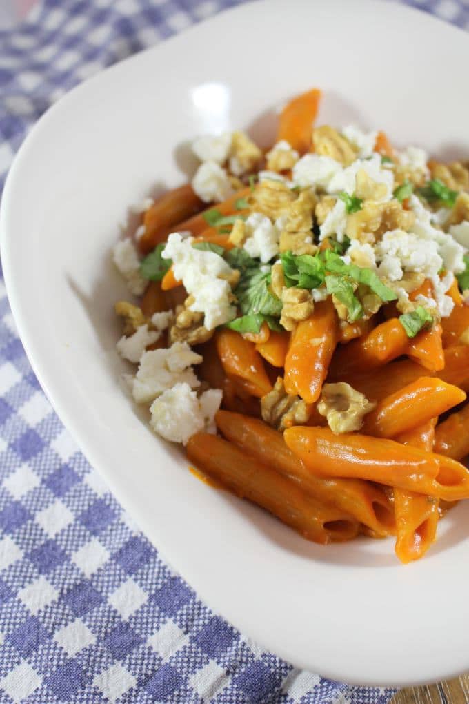 One-Pot-Pasta mit Feta und Walnüssen