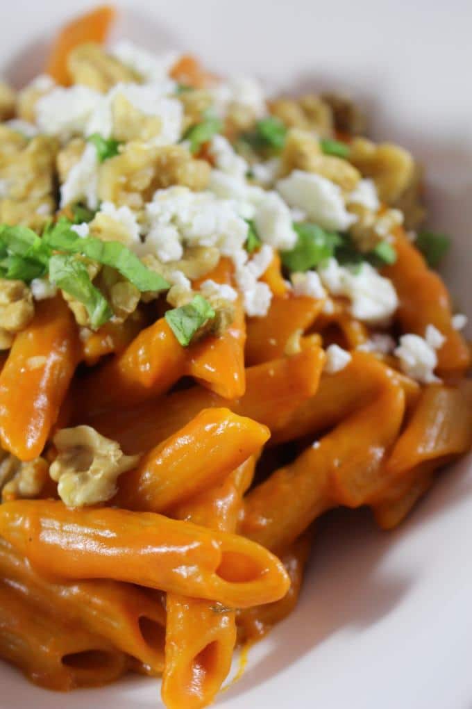 One-Pot-Pasta mit Feta und Walnüssen