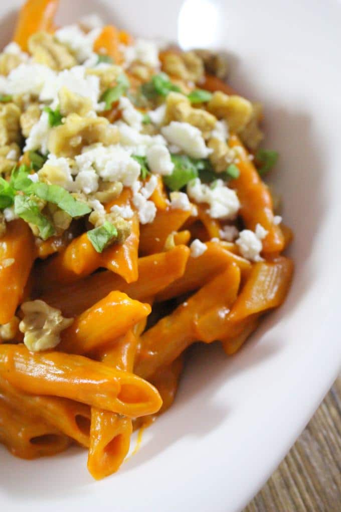 One-Pot-Pasta mit Feta und Walnüssen