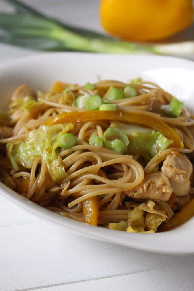 Spaghetti mit Spitzkohl und Hähnchen