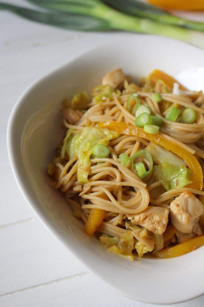 Spaghetti mit Spitzkohl und Hähnchen