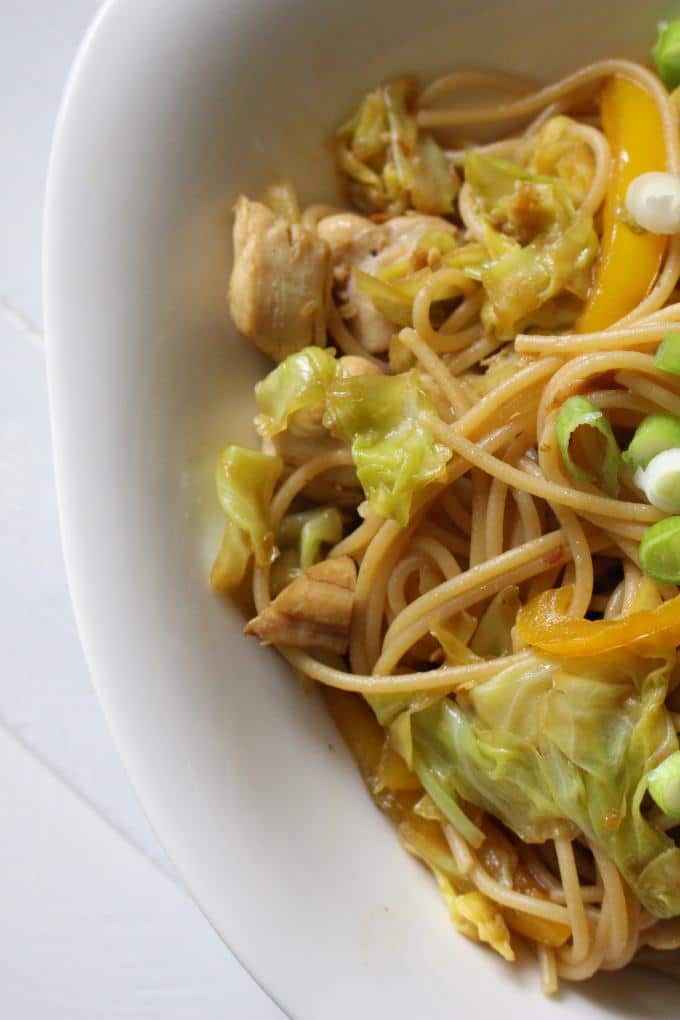 Spaghetti mit Spitzkohl und Hähnchen