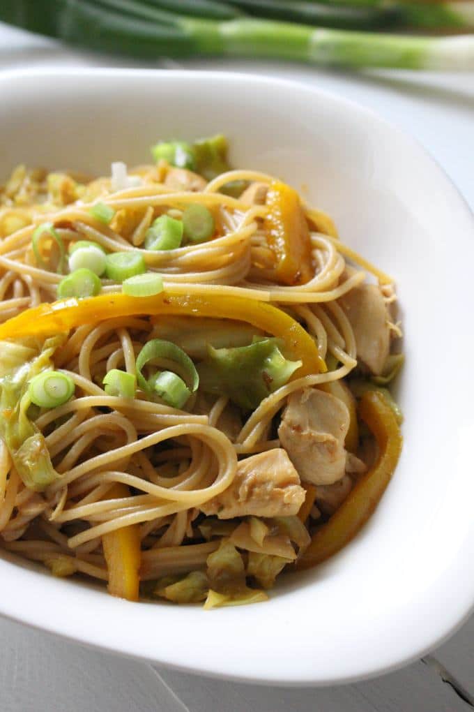 Spaghetti mit Spitzkohl und Hähnchen