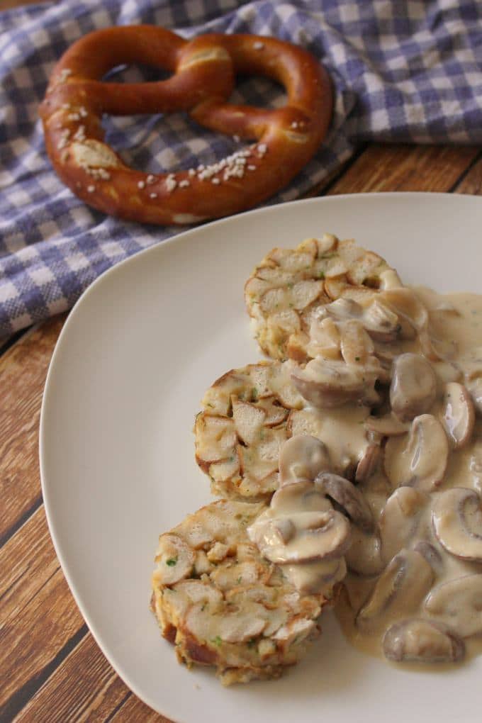 Brezel-Knödel mit Pilzrahmgemüse