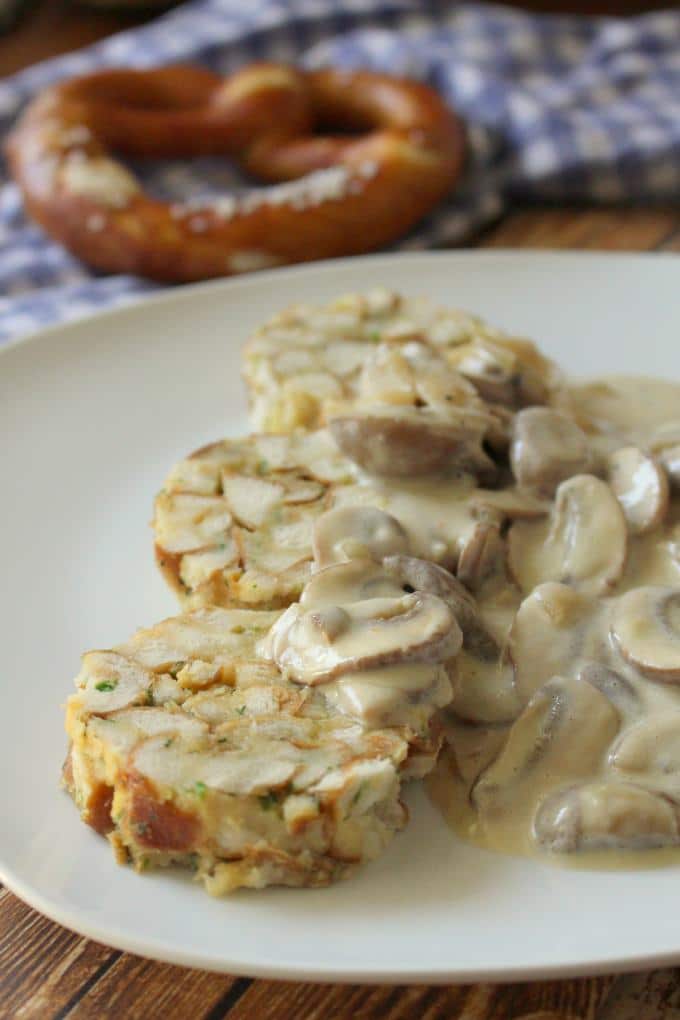 Brezel-Knödel mit Pilzrahmgemüse