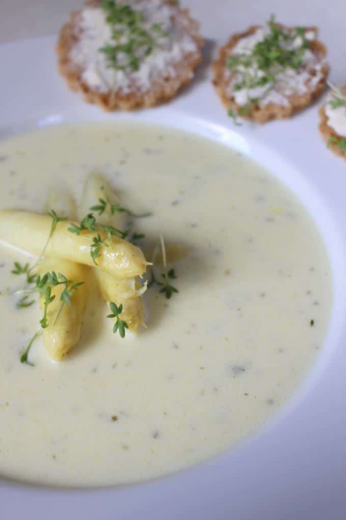 Spargelsuppe mit Frischkäse