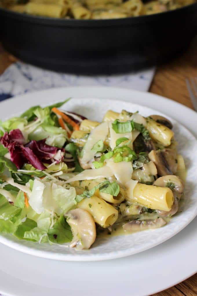 One-Pot-Pasta mit karamellisierten Zwiebeln, Champignons und Spinat