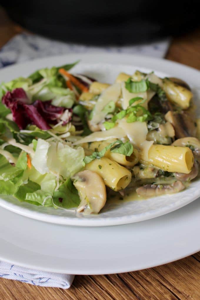 One-Pot-Pasta mit karamellisierten Zwiebeln, Champignons und Spinat