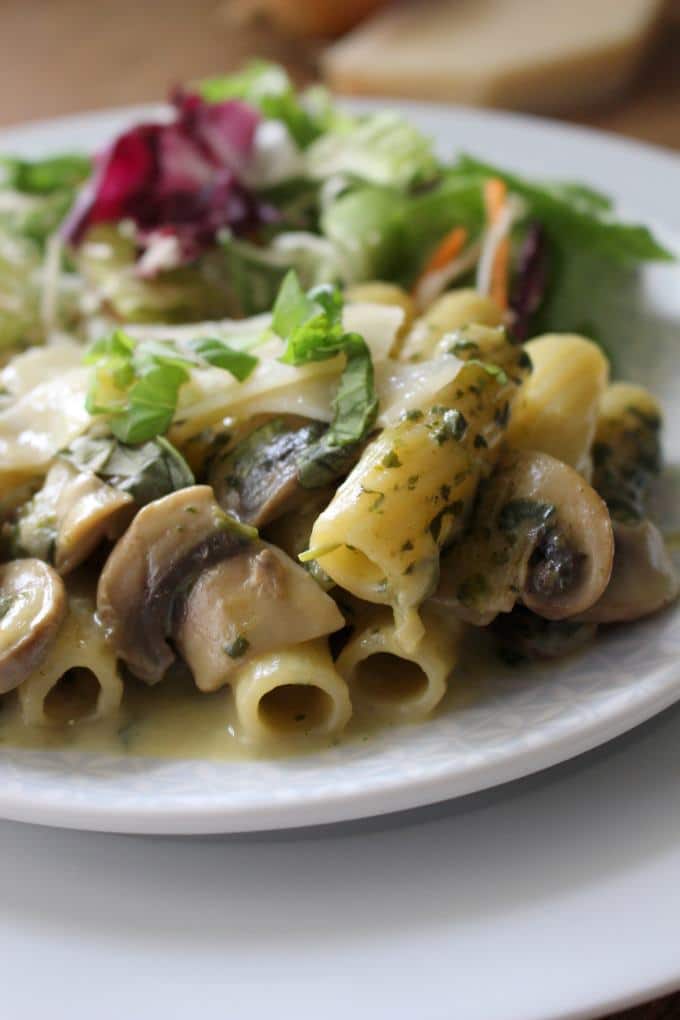 One-Pot-Pasta mit karamellisierten Zwiebeln, Champignons und Spinat