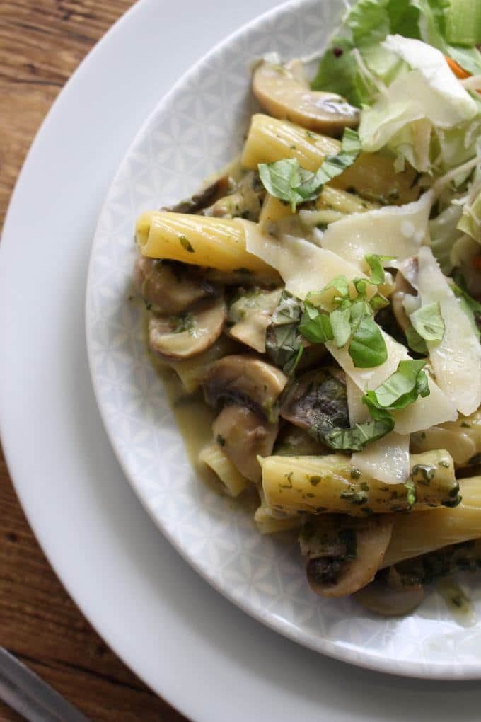 One-Pot-Pasta mit karamellisierten Zwiebeln, Champignons und Spinat