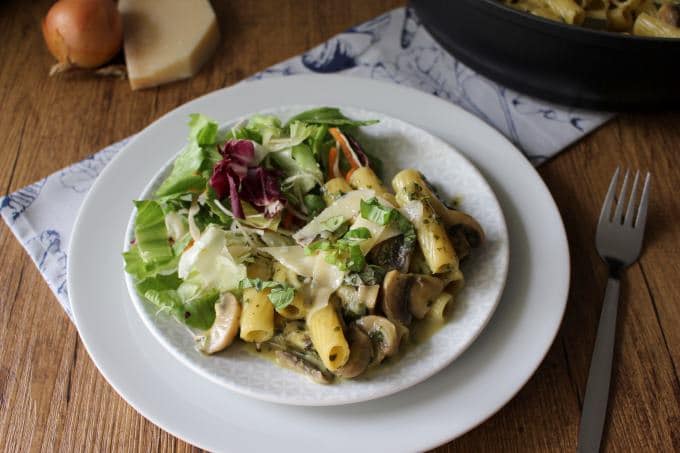 One-Pot-Pasta mit karamellisierten Zwiebeln, Champignons und Spinat