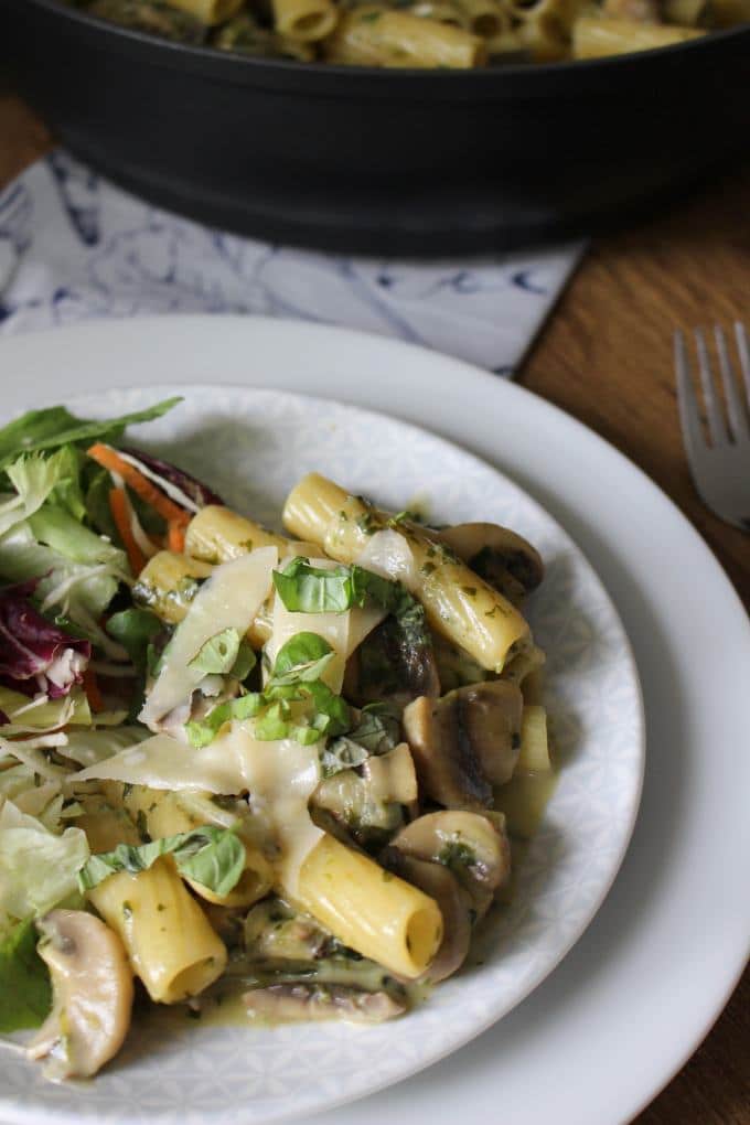 One-Pot-Pasta mit karamellisierten Zwiebeln, Champignons und Spinat