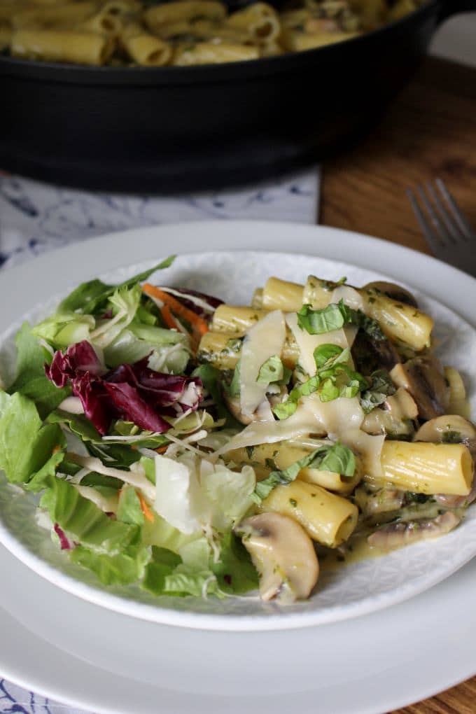 One-Pot-Pasta mit karamellisierten Zwiebeln, Champignons und Spinat