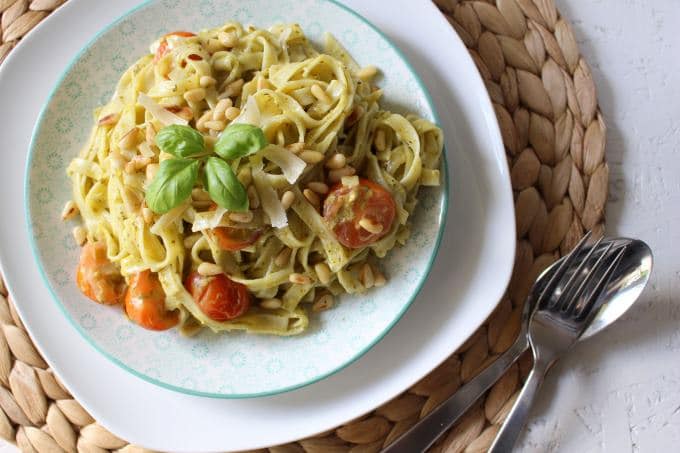 Pasta mit Pestorahm und Tomaten