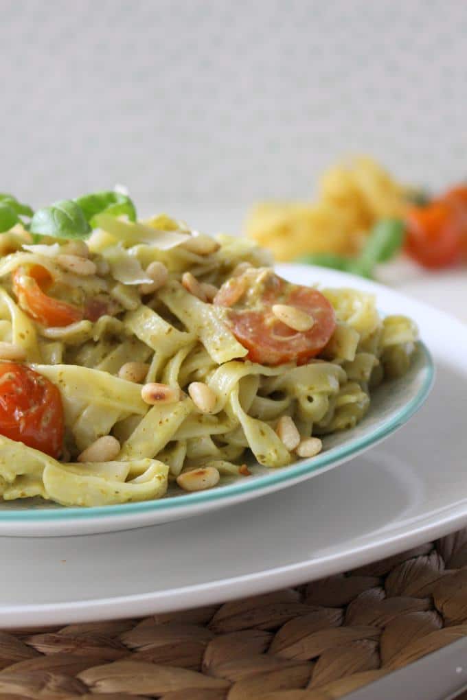 Pasta mit Pestorahm und Tomaten