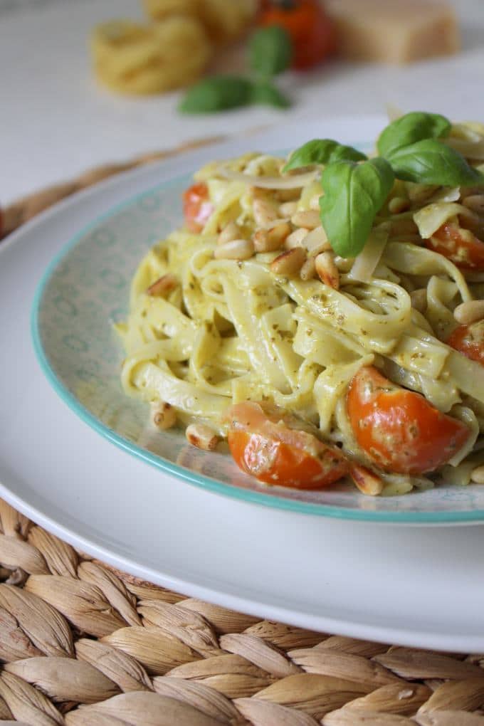 Pasta mit Pestorahm und Tomaten