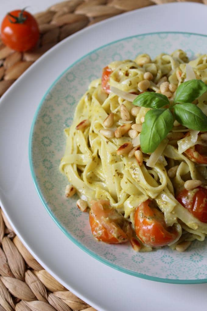 Pasta mit Pestorahm und Tomaten