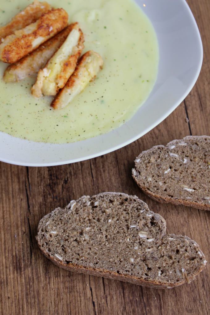 Spargelcremesuppe mit Parmesan-Spargelspitzen - Kinder, kommt essen!