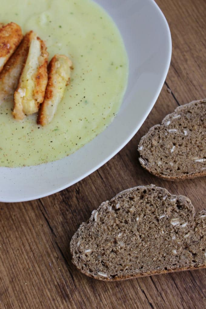 Spargelcremesuppe mit Parmesan-Spargelspitzen - Kinder, kommt essen!