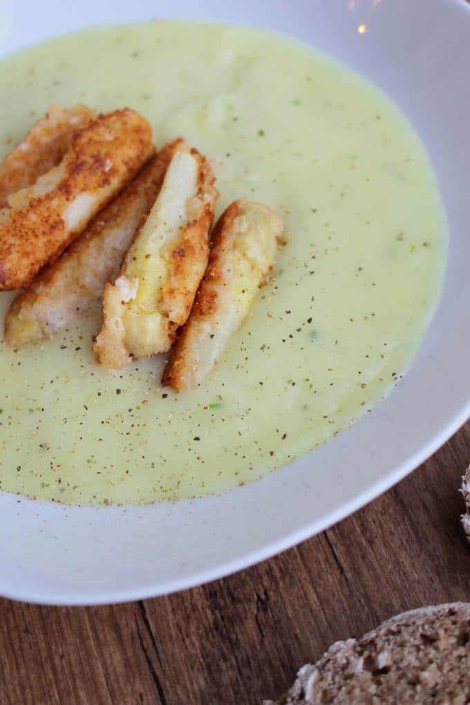 Spargelcremesuppe mit Parmesan-Spargelspitzen - Kinder, kommt essen!
