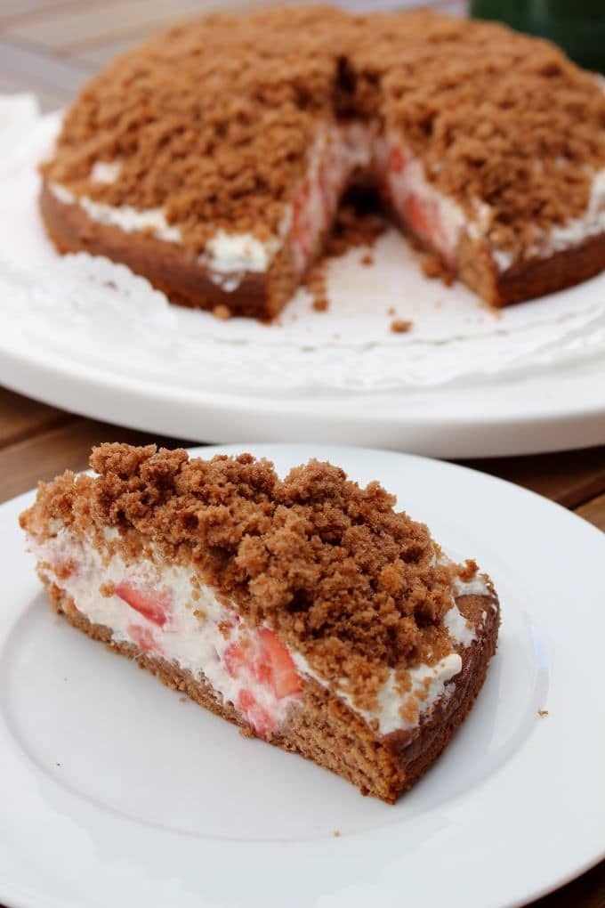 Maulwurfkuchen mit Erdbeeren