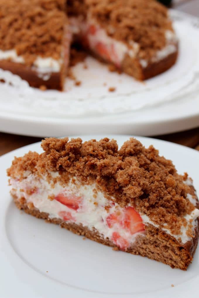 Maulwurfkuchen mit Erdbeeren