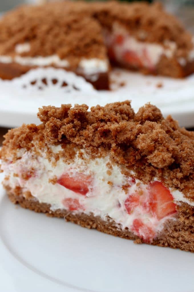 Maulwurfkuchen mit Erdbeeren