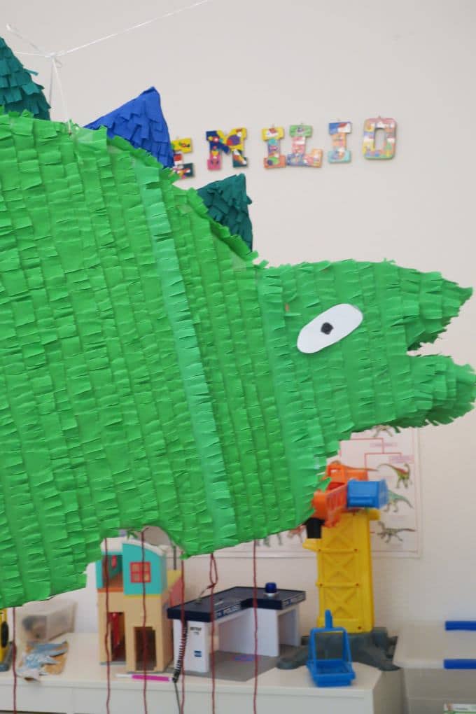 Papa bastelt eine Dino-Piñata