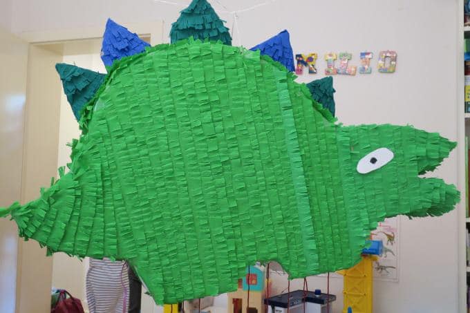 Papa bastelt eine Dino-Piñata