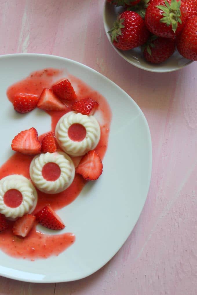 Panna cotta mit Erdbeeren - Kinder, kommt essen!